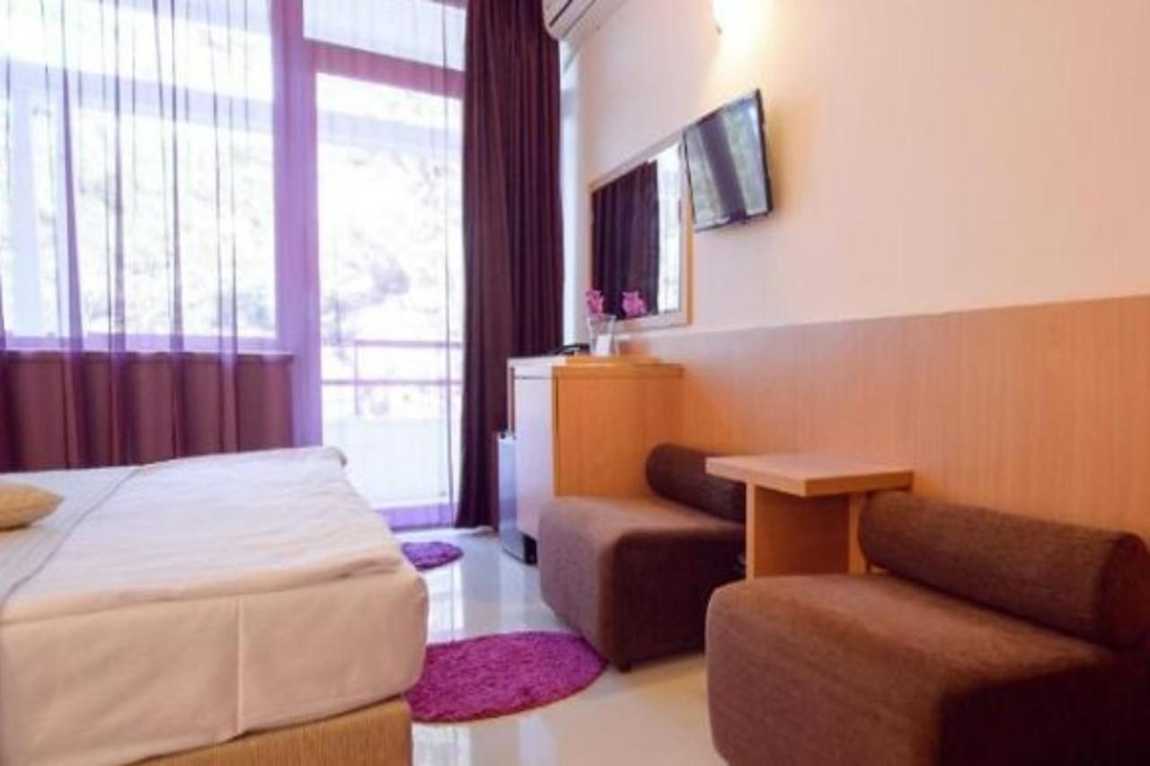Hotel Sara เนพทุน ภายนอก รูปภาพ