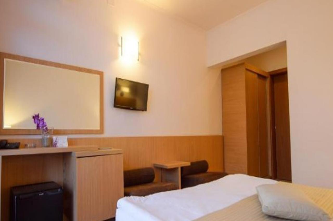 Hotel Sara เนพทุน ภายนอก รูปภาพ