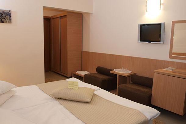 Hotel Sara เนพทุน ภายนอก รูปภาพ
