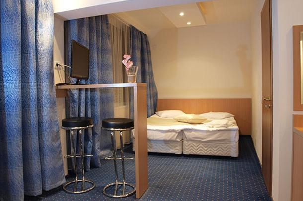 Hotel Sara เนพทุน ภายนอก รูปภาพ